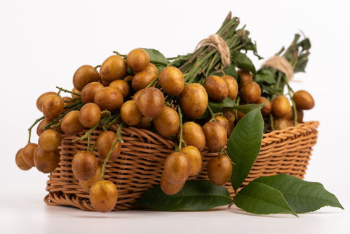 夏日果香 白底果籃中的黃皮果美食攝影