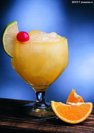 冰飲與果瓣的交融 現(xiàn)代飲品文化中的視覺(jué)與味覺(jué)盛宴